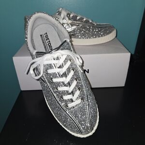 Women's Size 7 Tretorn Nylite Glitter Shoes in Silver Glitter